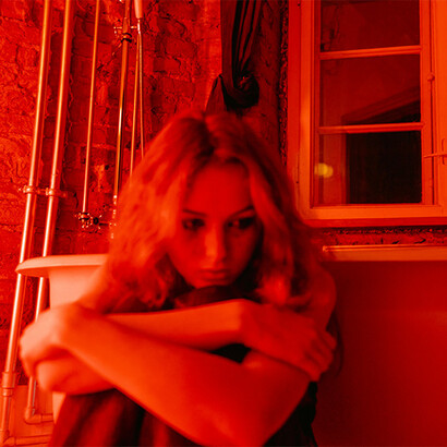 Mulher chorando. As prostitutas  tinham que pagar pesados impostos ao estado para praticarem sua profissão usando vestimentas e tatuagens que as identificassem, caso contrário eram severamente punidas