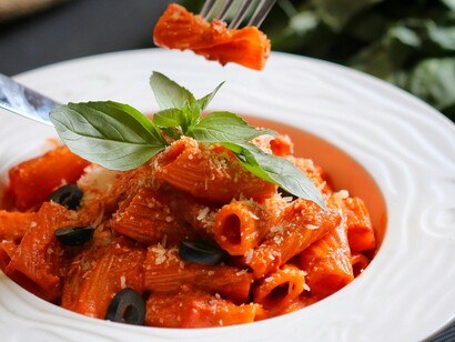 La pasta rappresenta la semplicità e la raffinatezza della cucina italiana, capace di trasformare ingredienti modestissimi in piatti straordinari