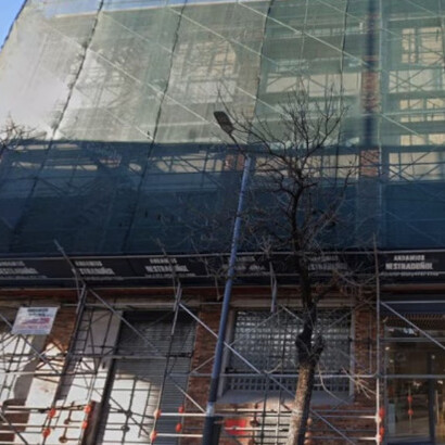 Aunque el populismo incorpora a sectores tradicionalmente excluidos, su énfasis en la movilización de masas puede derivar en prácticas autoritarias que desinstitucionalizan la política. La sede del Ministerio de la mujer, hoy en venta.