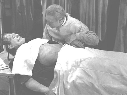 Mediante stimoli elettrici il cadavere di Forster pare riprendere vita