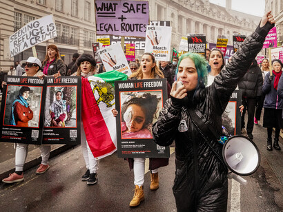 Cette photo a été prise lors de la Marche contre le racisme dans le centre de Londres, alors que de nombreux militants étaient en colère contre la nouvelle législation anti-immigration, manifestement en violation du droit international, le 18 mars 2023