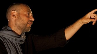 Claudio Tomaello durante lo spettacolo Adulti e Vaccinati