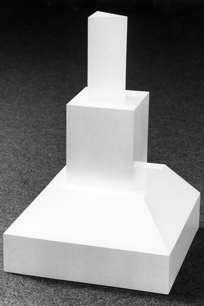 Sol Lewitt, Complex form, 1988, legno laccato, cm 90x60x60