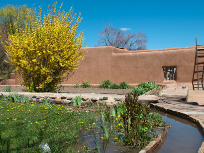 Pátio da Casa-Etudio de Georgia O’Keeffe. Em Abiquiu, Novo México, USA. 1949. © Paul Hester and Lisa Hardaway. Georgia O’Keeffe Museum