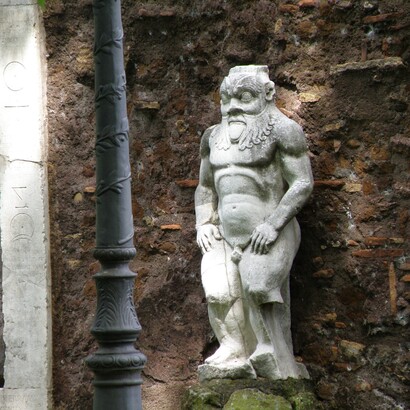 Dettaglio della Porta Alchemica: statua del dio egizio Bes a sinistra della porta. Esquilino, Roma, Italia