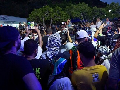 Thiago Ávila sta facendo un annuncio ai volontari e ai partecipanti della Global Sumud Flotilla, foto di Brahim Guedich, 10 settembre 2025