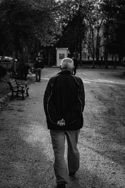 Pasa los días y las noches sentado, sin que nadie se ponga a su lado, y cuando decide cambiar de banca, camina lentamente y con torpeza