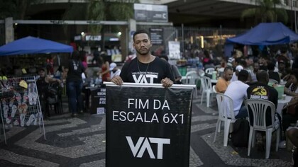 Rick Azevedo (PSOL) idealizador do projeto contra escala 6x1. Em um vídeo viral do Tik Tok no final de 2023, o agora vereador eleito pela cidade do Rio de Janeiro, expressava sua frustação e cansaço com a sua rotina como balconista, onde atuava na escala 6x1. Após a repercussão do vídeo, Rick percebeu que a realidade dele não era diferente da maioria dos trabalhadores e com apoio de muitos outros brasileiros que compartilham destes mesmos ideais, fundou um movimento conhecido como VAT – Vida Além do Trabalho