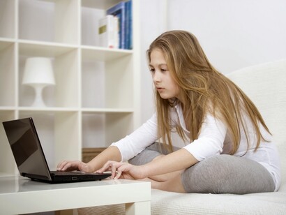 Una chica navegando por internet