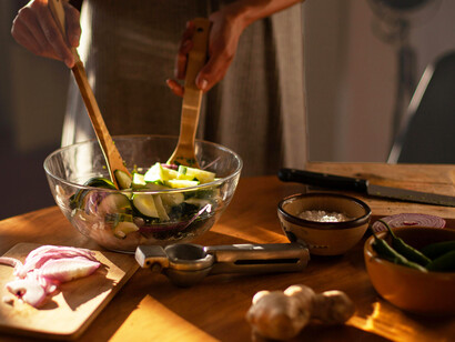 Una persona preparando una ensalada