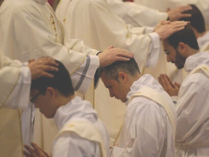 Ceremonia de ordenación de sacerdotes de la Iglesia católica, en la que presentan sus votos, incluyendo el de castidad