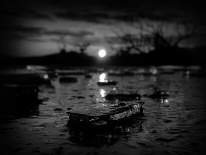 Trozos de hielo de un antiguo glaciar flotan por el mar en Krumovgrad, Bulgaria