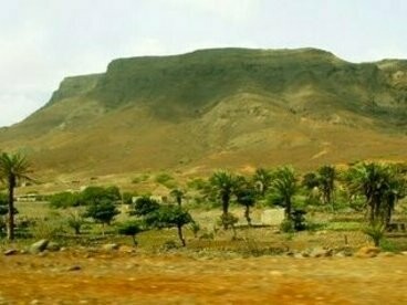 Cabo verde. Cristóvão Colombo viajava sempre acompanhado do irmão que era desenhador de mapas. Ora só a importância que as ilhas já tinham adquirido no trânsito do Atlântico pode explicar o erro cometido na construção do globo-mundo