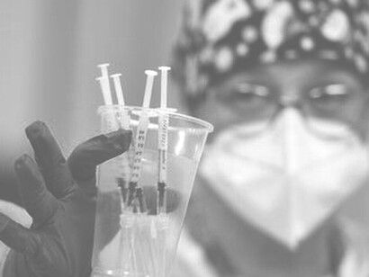 Gli appellanti erano costituiti, in parte, da esercenti professioni sanitarie e, in parte, da operatori di interesse sanitario nella Regione Autonoma Friuli-Venezia Giulia