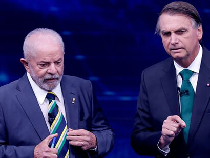 Présidentielles au Brésil. Courant 2022, Luiz Lula da Silva pouvait être aperçu souriant sur fond de courbe de déforestation descendante, tandis que Jair Bolsonaro contrastait à l’inverse sur une courbe de déforestation ascendante © Reuters / Mariana Greif