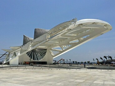 O Museu do Amanhã se estende em direção à Baía de Guanabara, com suas estruturas metálicas lembrando asas abertas. A obra ajudou a transformar a paisagem da região portuária e se tornou um dos símbolos da renovação da Praça Mauá