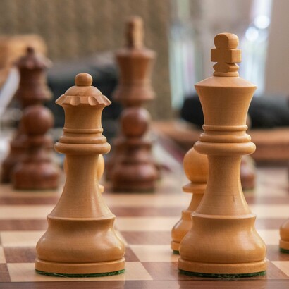 A leitura de Maquiavel nos ensina não a imitar comportamentos antiéticos, mas a compreender a complexidade da arte de governar. Sua atualidade reside justamente nesse ponto: ao expor a realidade nua e crua da política, ele nos ajuda a entendê-la para que possamos aperfeiçoá-la