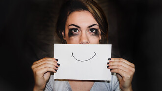 Érase un país hundido en la tristeza al que le vendieron que la pastilla de la felicidad solucionaría su agonía