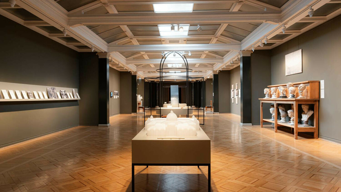 Behind the façade, exhibition view. Courtesy of Glyptotek