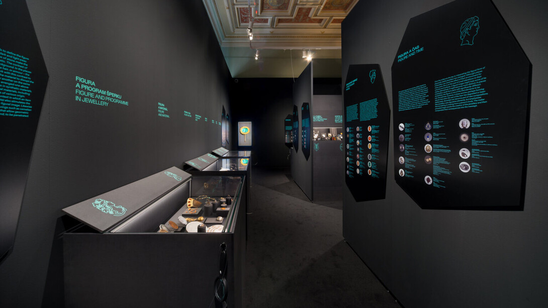 Jewellery and figure, exhibition view. Courtesy of the Museum of Decorative Arts