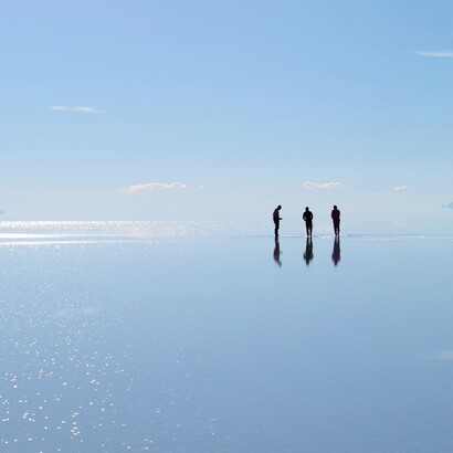 Camminare sul Salar dà l’impressione di fluttuare su un mare ghiacciato, con linee geometriche di sale che si estendono fino all’orizzonte. Salar de Uyuni, Bolivia