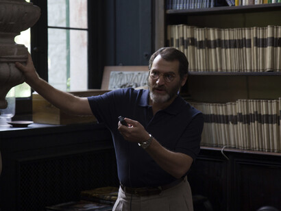 Esa huella emocional perdura más allá de la proyección, como el sabor amargo de un durazno que parecía perfecto: un recuerdo que duele y fascina al mismo tiempo