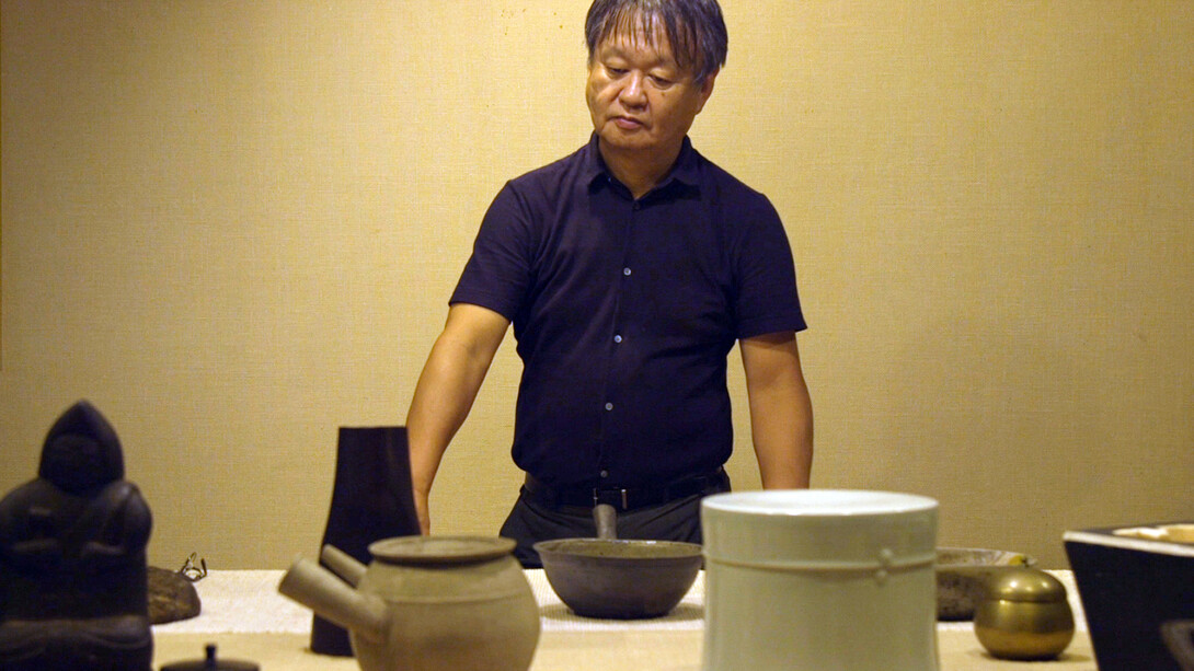 Naoto Fukasawa selecting exhibits (Film: Noriaki Okamoto)