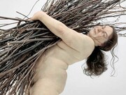 Woman with Sticks, 2009 Matériaux divers Courtesy Hauser & Wirth © Ron Mueck Photo Courtesy Hauser & Wirth, Londres.