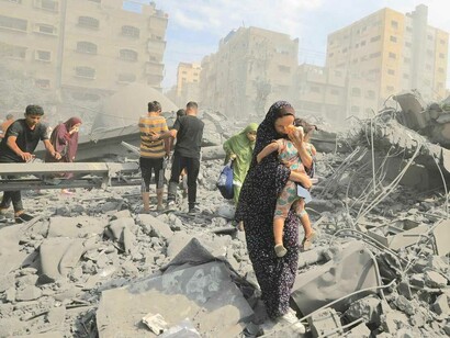 Palestinos evacuaram a área após um ataque aéreo israelense à mesquita Sousi, na cidade de Gaza, em outubro de 2023