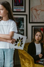 Filha frustrada com o desinteresse e enojo da mãe