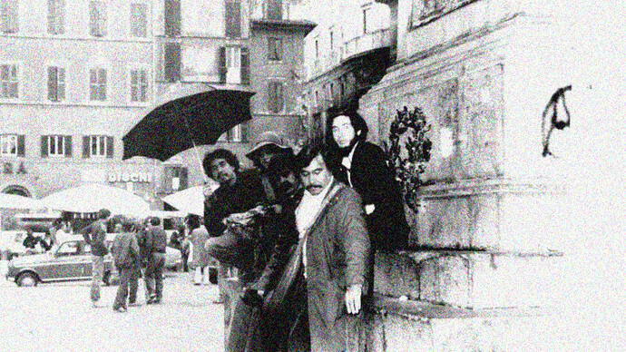 Il Laboratorio Letterario Maruri sotto la statua di Giordano Bruno a Campo di Fiori a Roma. In foto, Antonio Arévalo, Odette Smith, Eugenio Llona, Hernan Castellano-Giron e Eduardo Bandera
