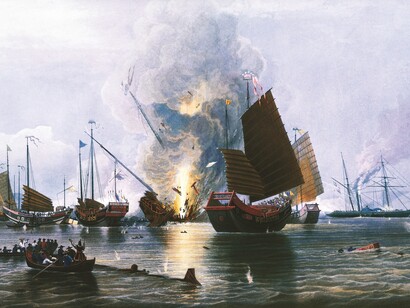 Edward Duncan, Nemesis, das Dampfschiff mit Eisenrumpf, und die Rettungsboote der Schiffe Sulphur, Calliope, Larne und Starling zerstören chinesische Kriegsdschunken in der Anson-Bucht, 07. Januar 1841, 1843. Farblithografie, 41,6 x 60,2 cm. National Maritime Museum, London.