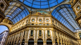 Il negozio Prada in Galleria Vittorio Emanuele II, aperto nel 1913, è ancora oggi un simbolo della storia milanese del brand e della sua continuità nel tempo. Galleria Vittorio Emanuele II, Milano, Italia