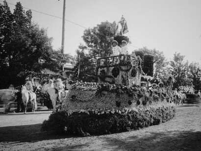 The motorized Altadena float parading down the street in Pasadena's Tournament of Roses Parade, ca.1906