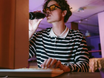 Entre a promessa de uma democracia digital e o peso de sua própria efemeridade, a net.art inscreveu-se na história como um experimento estético do inacabado — talvez o mais fiel retrato de uma época em que a arte e a tecnologia aprenderam a desaparecer juntas. Desde que Vuk Cosic, em 1995, tropeçou na palavra "net.art" em um e-mail corrompido, o termo passou a nomear um campo que expandiu a noção do que poderia ser arte

