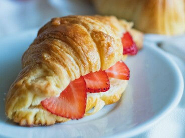 Le croissant au beurre est toujours l'élément clé d'un buffet de desserts
