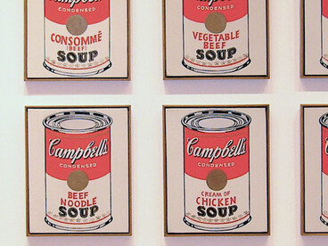 Répéter pour révéler : dans ces images familières, c’est toute une mémoire collective qui se met à vibrer, entre consommation et contemplation