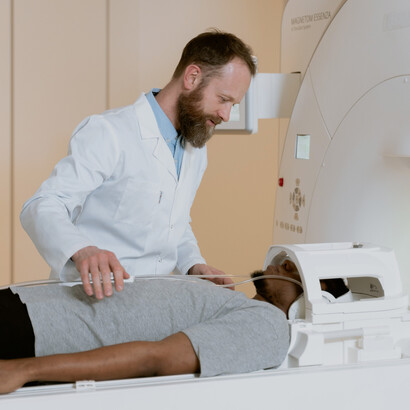 Médico usa os recursos tecnológicos de máquina de ressonância magnética