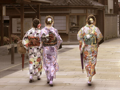 En Japón, ciudades como Tokio y Sapporo representan contrastes únicos, donde la tecnología coexiste con una serenidad casi contemplativa