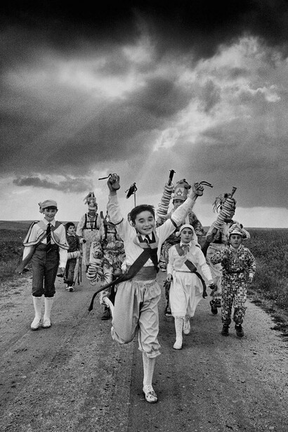 Cristina García Rodero, El danzante azul, El Hito, 1980. Cortesía del Museo de Arte Abstracto Español