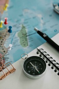 Mapa e bússola. A Terra é uma amiga conselheira e sábia, uma avó de cabelos de vento e pele de rochas, portadora de histórias, com traumas resolvidos e com bons conselhos. As suas palavras chamamos história e estudamos nos livros. Ela transcende os espaços físicos, incorpora as narrativas e molda a identidade de um povo. A sustentação da vida e as práticas comunitárias atuais, demonstram a sua resiliência. No entanto, o discurso contemporâneo da gestão ambiental transforma o respeito em teoria impressa em papel, aprovada em bancadas geopolíticas e guardadas para uso em tribunais corrompidos