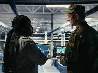 Um comandante do exército e um desenvolvedor de software utilizam um sistema de radar com inteligência artificial em um data center