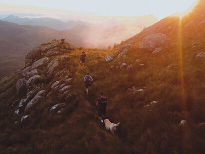 Gruppo di persone fa trekking insieme: cercate il vostro equilibrio