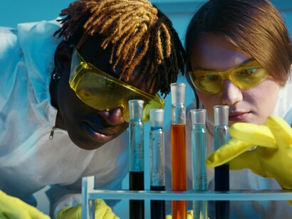 Se não nos guiarmos pela ciência, com todas as suas imperfeições e revisões, vamos orientar-nos a partir de quê? Da intuição? Do ruído das redes? Não é por acaso que teorias como o terraplanismo ganharam força. Algumas surgem quase como uma provocação, um exercício de diversão e impacto fácil nas redes sociais. Outras, encontram terreno fértil em pessoas que acreditam piamente nelas