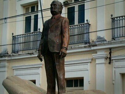 Memorial Câmara Cascudo em Natal, Rio Grande do Norte. Romance, descarta a fábula na construção da trama que leva em conta a condição dos bichos na natureza, além das fronteiras do bem e do mal, e se limita a onomatopéias ou menções às vozes dos animais. Morcego, urubu, aranha, bacurau, lagartixa, lacrau e tantos outros não estão ali para transmitir recados morais. Existem simplesmente. Conservam a autonomia de personagens decalcados em indivíduos da realidade, alheios à comprovação de teses e traços