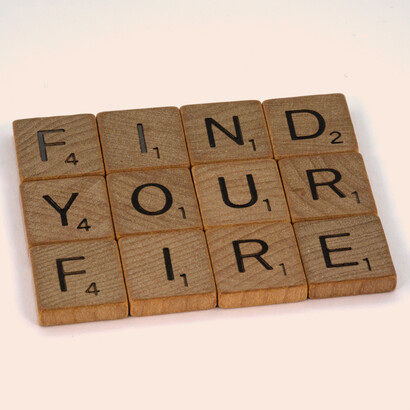 Fichas de Scrabble: «Encuentra tu fuego»
