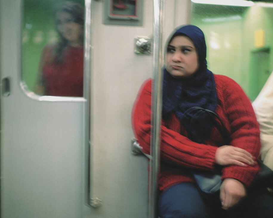 Metro #20 (Métro no 20), de la série The Metro (Le métro), 2003, Rana El Nemr (Égyptienne, née en Allemagne en 1974)
Épreuve pigmentaire, Achat du Musée grâce aux fonds généraux et grâce à au Abbott Lawrence Fund, Avec l’aimable autorisation du Museum of Fine Arts, Boston. Image reproduite avec la permission de l’artiste