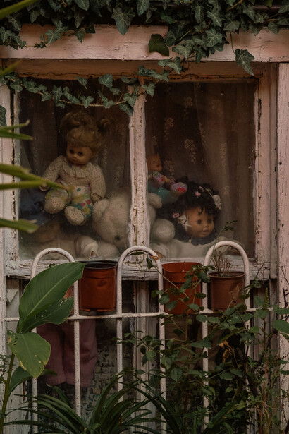 Luego insiste con hablarte a través de su muñeca. Yo soy Ruca y te quiero besar, le hace decirte