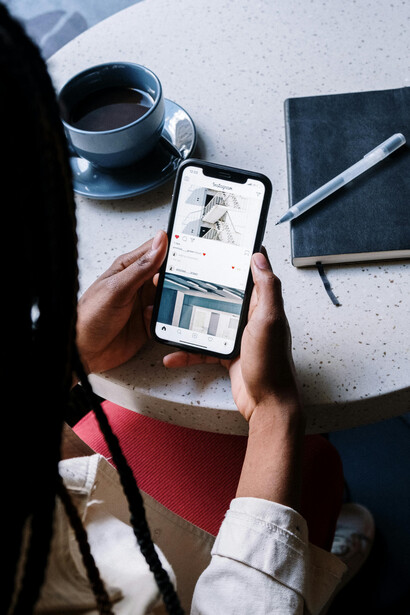 Empresas como meta e google estão na vanguarda da adoção de IA para melhorar a segmentação e a eficiência das campanhas publicitárias