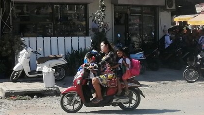 Koh Kong, mamma con bambini in scooter
